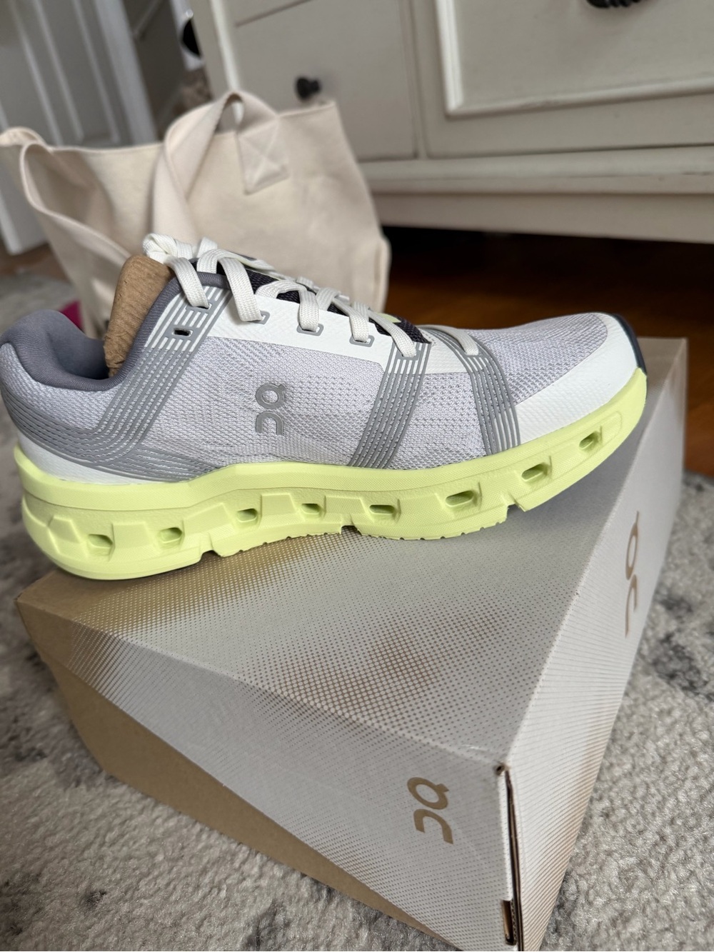 On Running Cloud Go Running Shoes in Light Gray and Lime 7 NEW - Picture 3 of 8